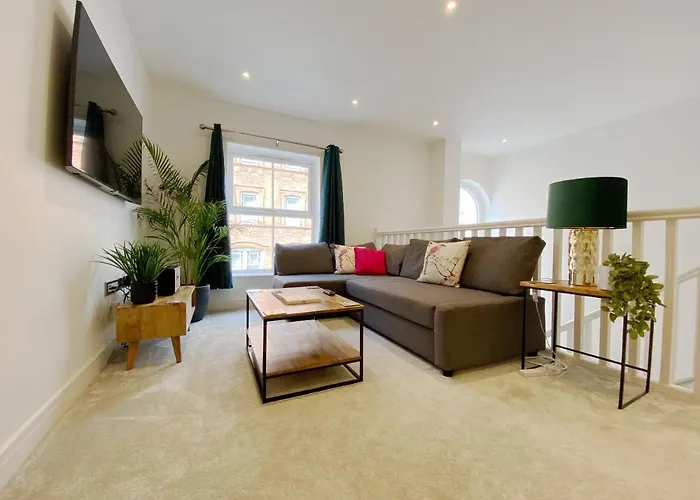 Seaside Maisonette. Free Parking/Close To Town